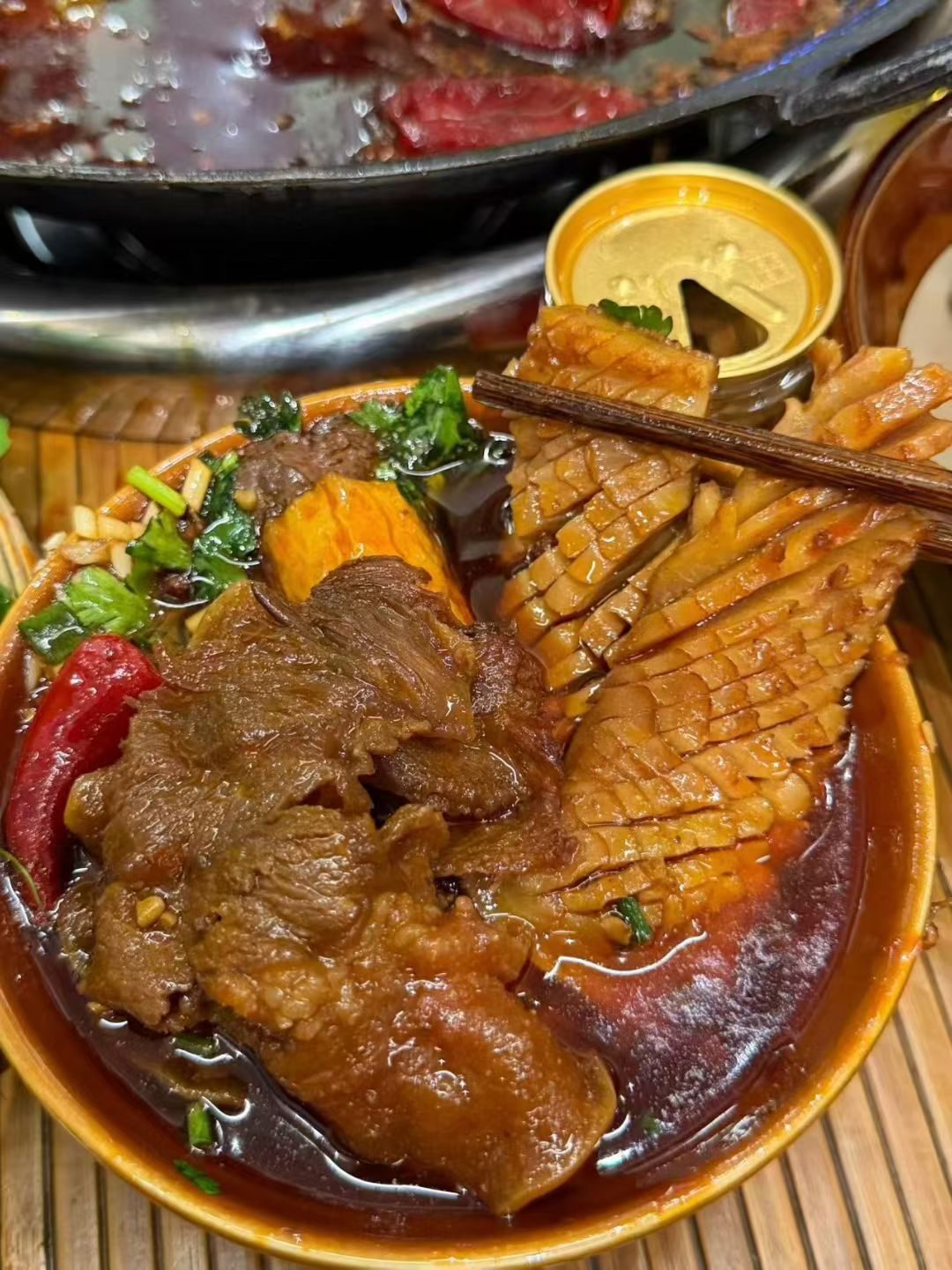 碗里捞起的牛肉笋片，红油挂壁