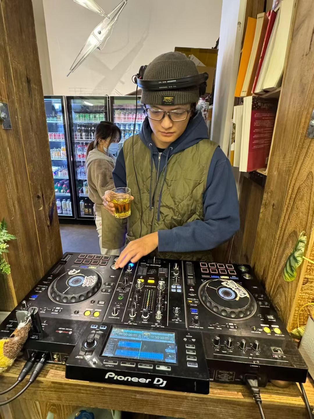 店里的 Pioneer DJ 台，有人正在打碟