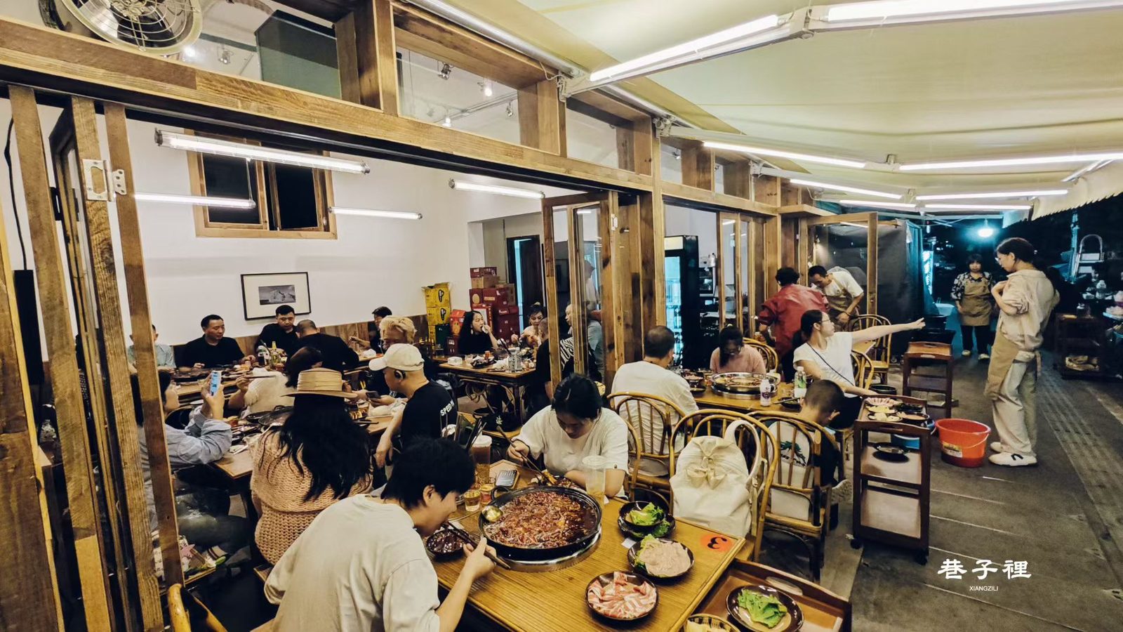 店内满座，木结构竹椅，一屋子烟火气